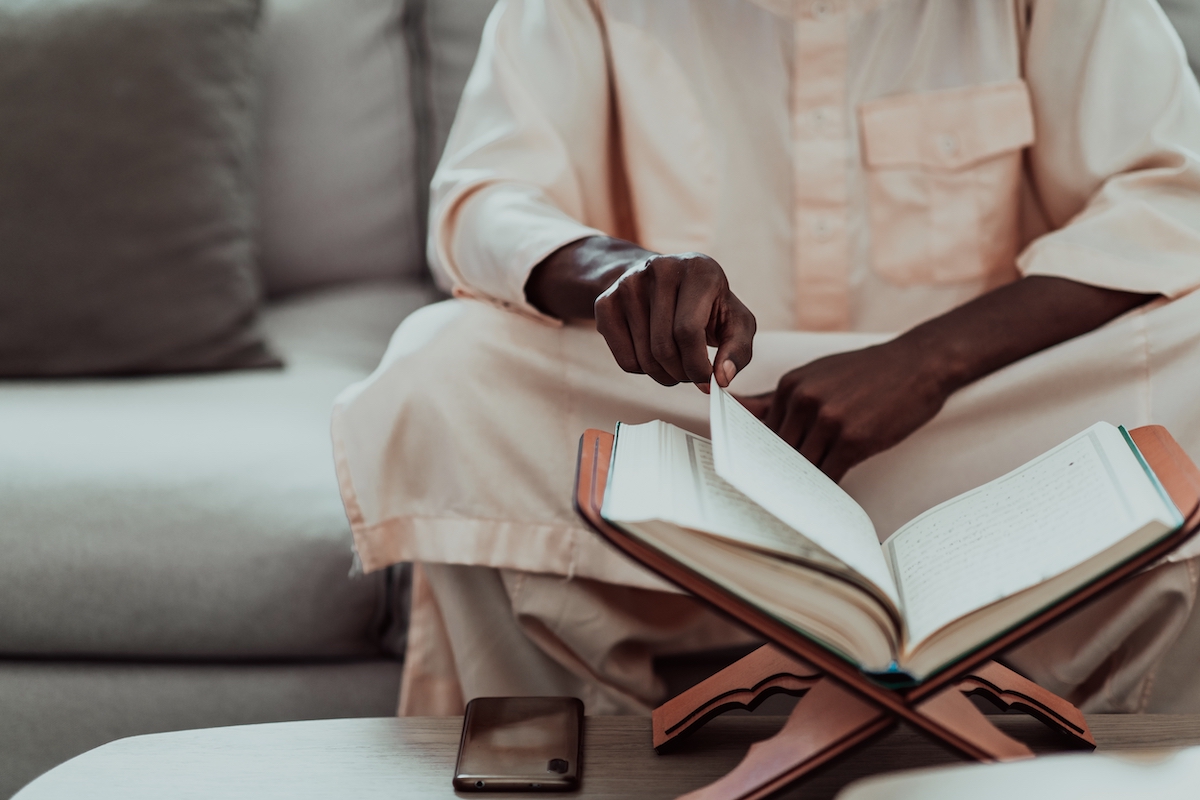 Un homme lit le Coran