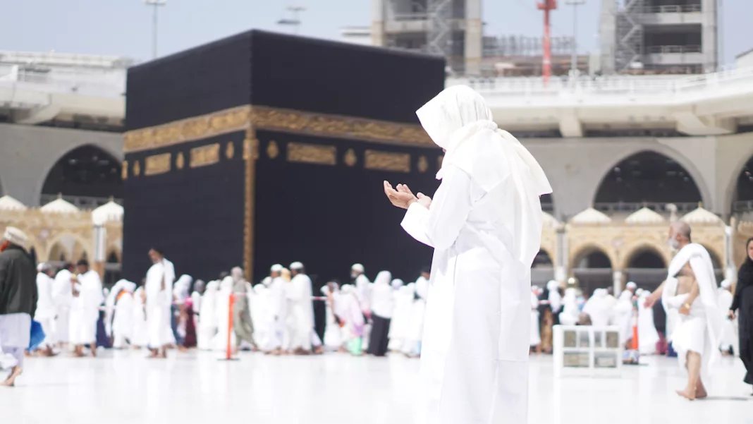 Fidèle musulman invoquant Dieu près de la Kaaba à La Mecque, Arabie saoudite